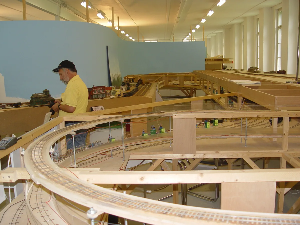 … dann folgten die Verkabelung und die ersten Gleise wie auf diesem Bild aus dem Jahr 2009 … Archivbild zeigt den Entstehungsprozess der Anlage.