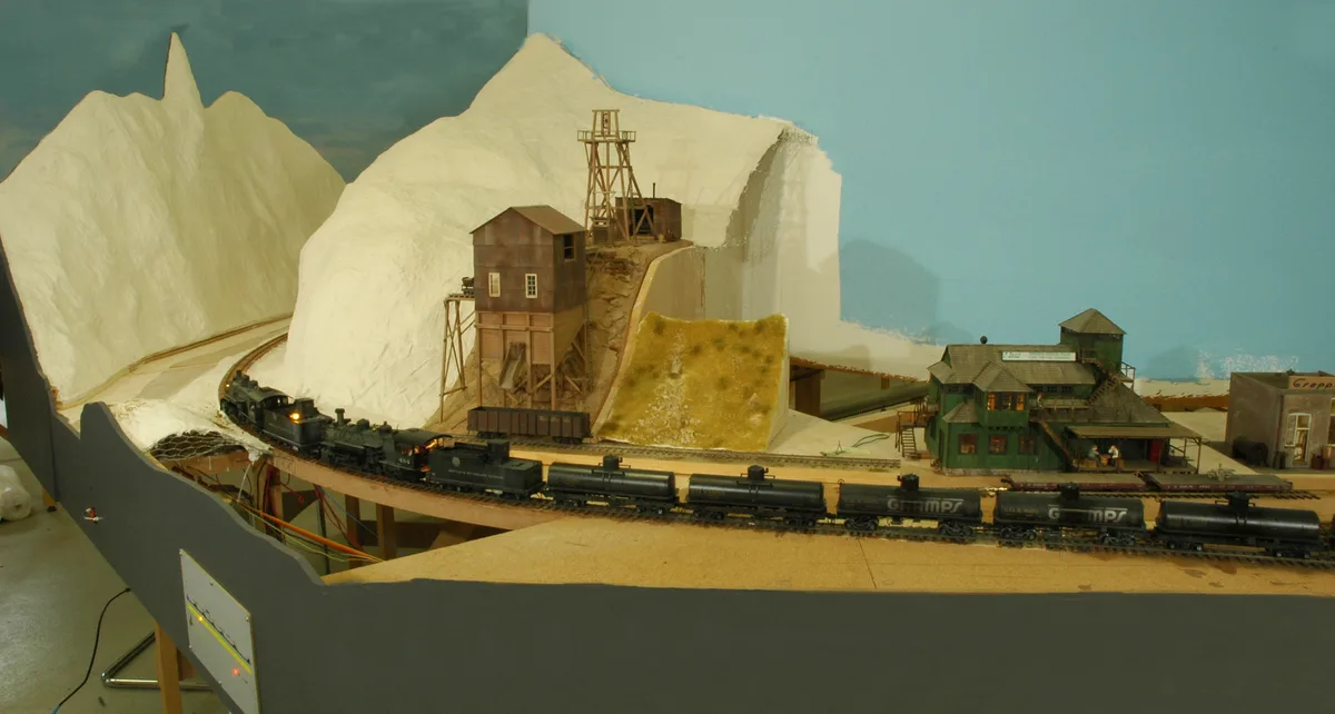 … bis es schliesslich an die Detailarbeiten – hier am Black Canyon – ging. Archivbild zeigt den Entstehungsprozess der Anlage.