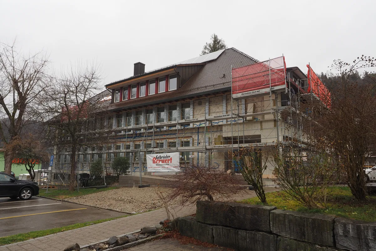 Man sieht das eingerüstete Gemeindehaus von Turbenthal.