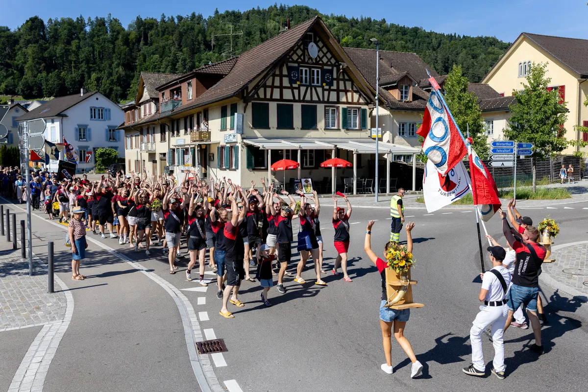 Der feierliche Umzug führt durch die Strassen von Turbenthal.