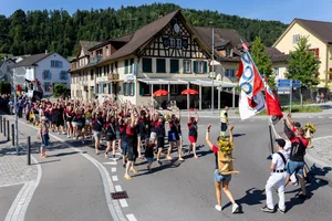 26176876-4 Der feierliche Umzug führt durch die Strassen von Turbenthal.