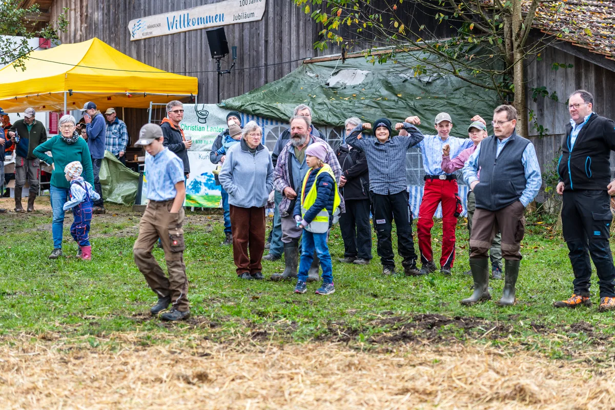 Die zukünftigen Jungbauern markieren ihr Terrain. Gute Zuchterfolge an der Viehschau in Neubrunn.