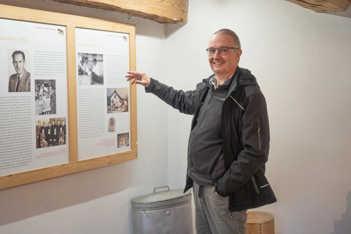 Wolfgang Wahl erklärt den Inhalt der Ausstellung. Wolfgang Wahl erklärt den Inhalt der Ausstellung.