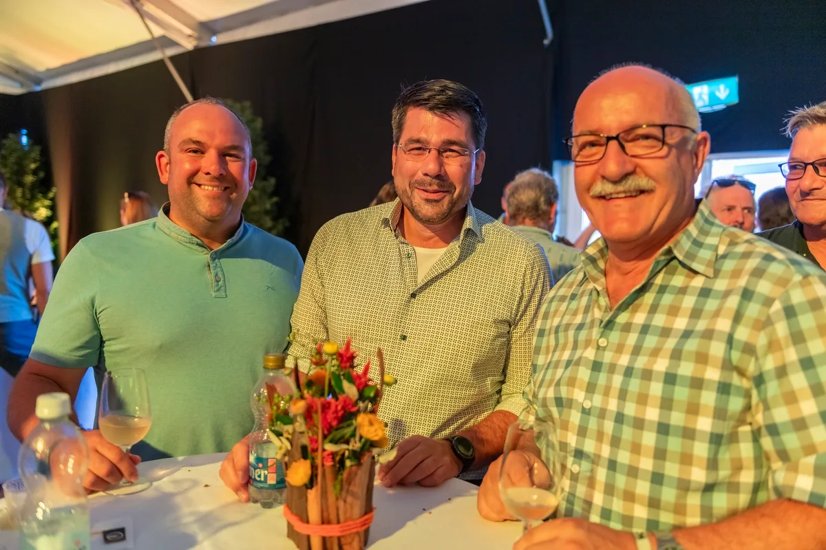 Am Tisch der SVP-Kantonsräte traf man Daniel Wäfler, Paul von Euw und Ueli Pfister (von links) in guter Laune. Drei Männer mit Gläsern an einem Stehtisch.