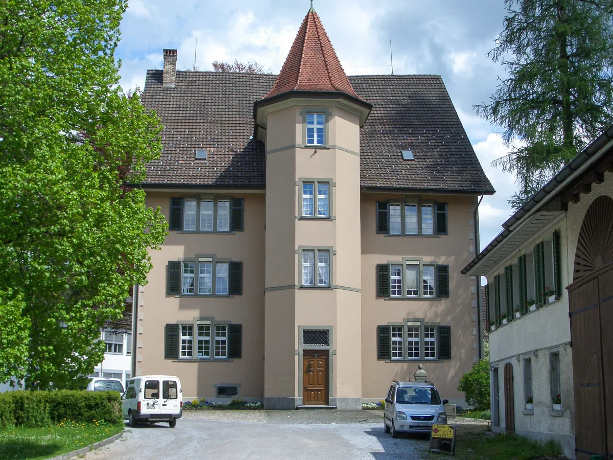 Man sieht ein beiges Gebäude. 