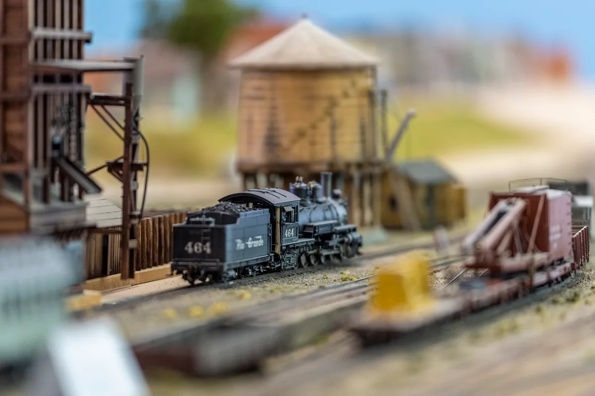 Während die einen Loks auf der Strecke unterwegs sind, warten andere wie die Nr. 464 auf ihren nächsten Einsatz. Tage der offenen Tür bei den 0n3 Trainbuffs in Rikon.