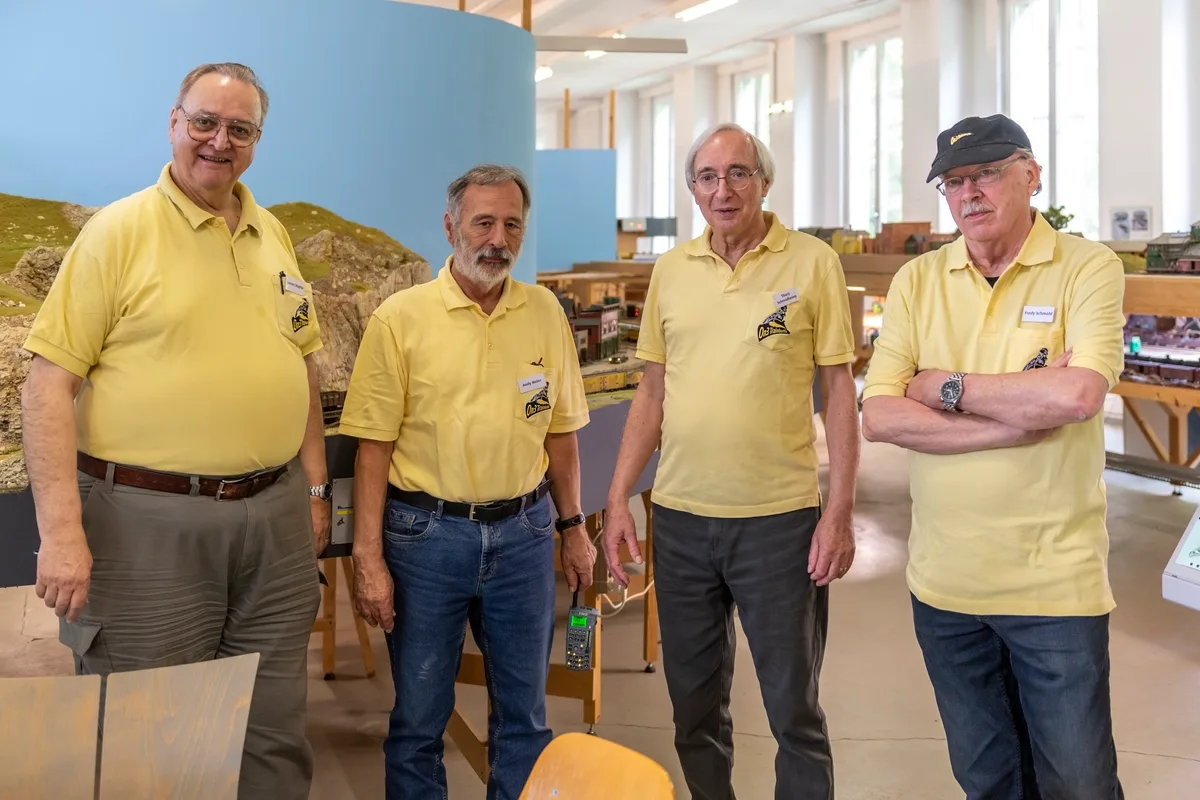 James Stapfer, Andy Meier, Thury Schmidheiny und Fredy Schmohl treffen sich jeden Freitag zum «Bauabend». Tage der offenen Tür bei den 0n3 Trainbuffs in Rikon.