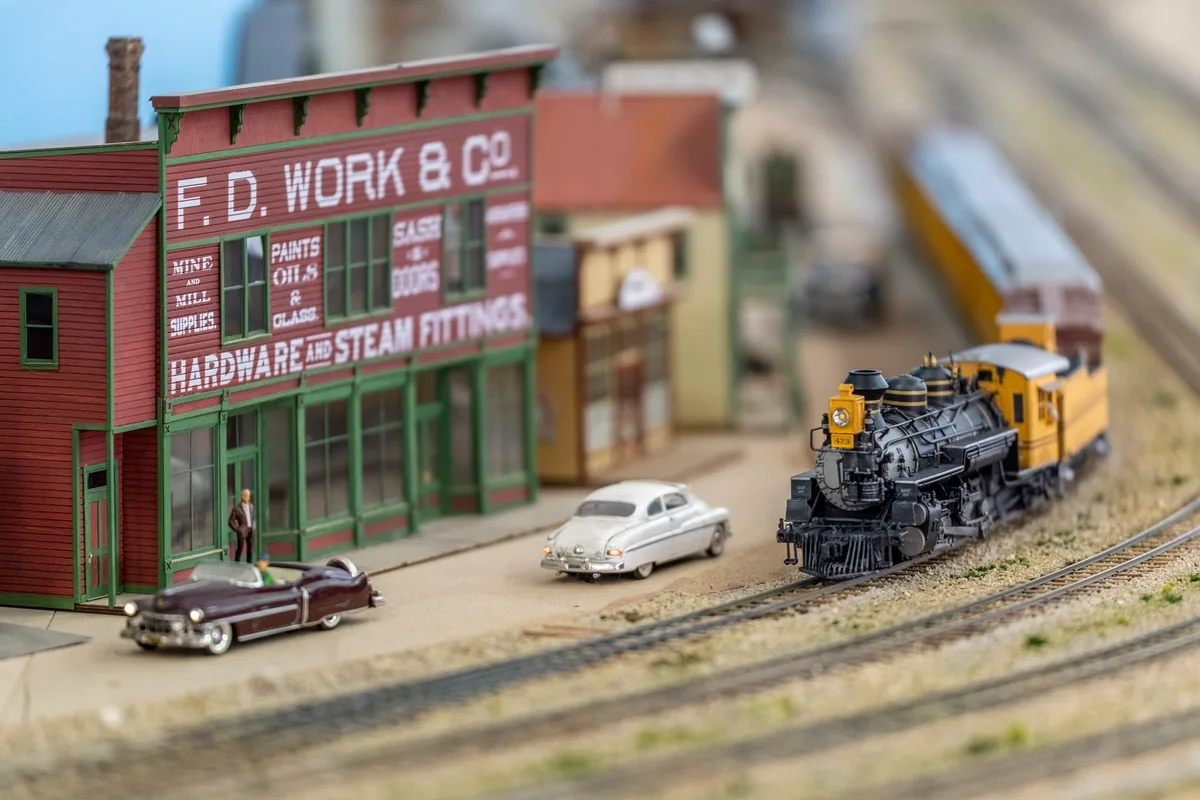 Gebäude und Fahrzeuge sind den amerikanischen Originalen nachempfunden. Tage der offenen Tür bei den 0n3 Trainbuffs in Rikon.