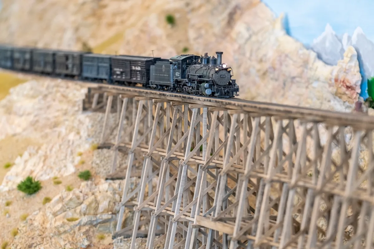 Zur Anlage gehört auch ein typisch amerikanischer Holzviadukt. Tage der offenen Tür bei den 0n3 Trainbuffs in Rikon.