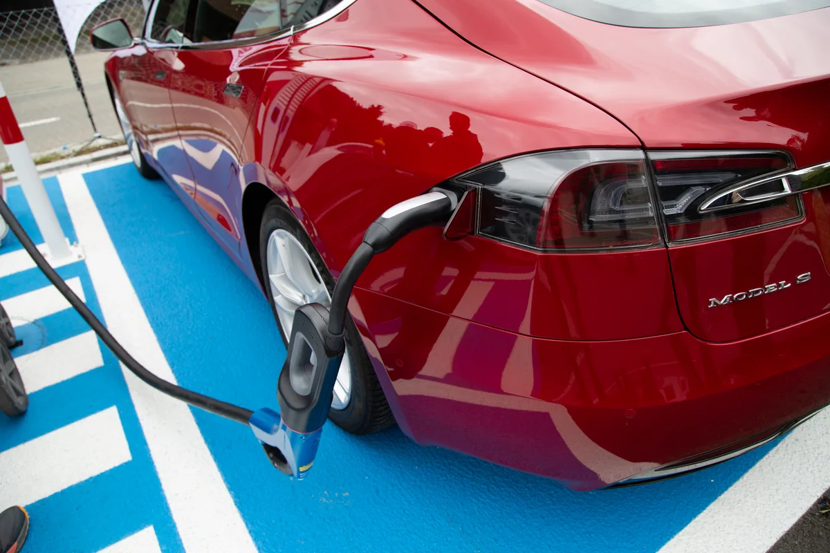 Vor fünf Jahren konnte Turbenthal eine Ladestation für E-Autos offiziell einweihen. (Archiv) Ein Elektroauto wird geladen.