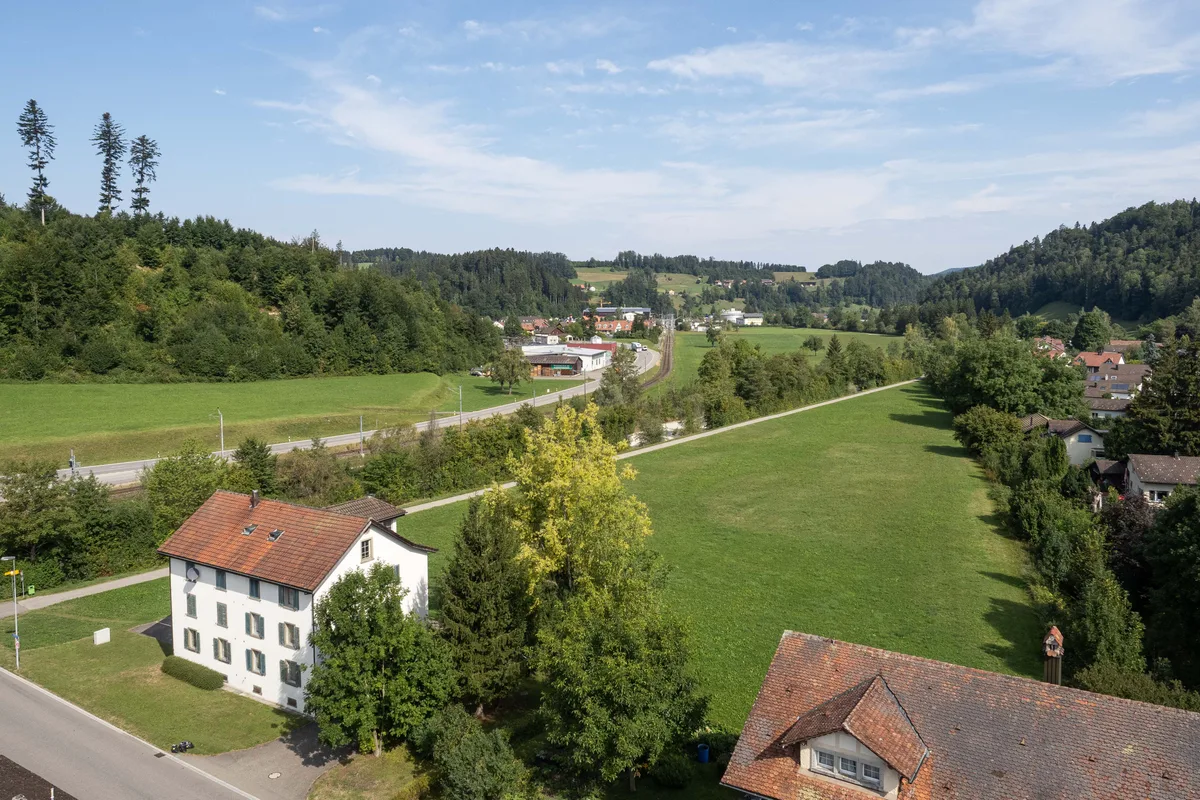 Die Diskussionen drehten sich vor allem um das Gebiet Baumgartenholz. Auf der grünen Fläche sind mehrere Gebäude geplant. (Archiv) Man sieht aus der Vogelperspektive auf den Weiler Juckeren.