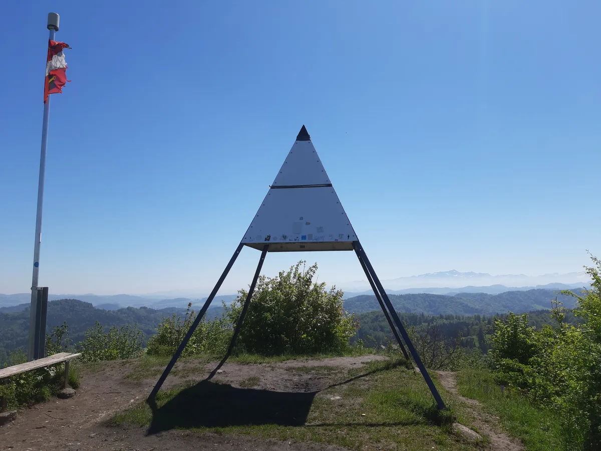 Vom Triangulationspunkt auf dem Schauenberg reicht der Blick über die Hügel des Toggenburgs bis ins verschneite Alpsteinmassiv. Der Aussichtspunkt Schauenberg