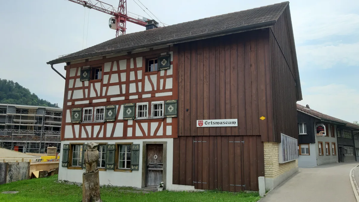 Man sieht ein altes Haus.