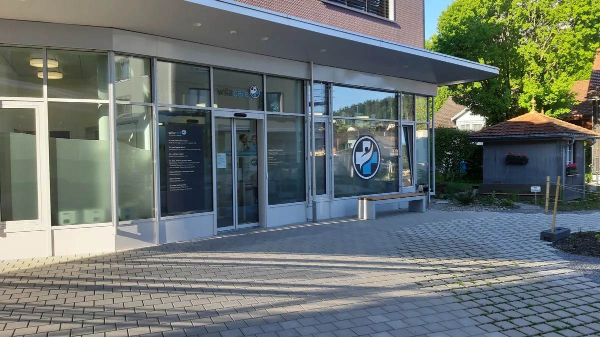 Die Gemeinschaftspraxis Wilacare wurde 2020 eröffnet. Sie soll vor allem die medizinische Versorgung der Wilemer Bevölkerung sicherstellen. (Archiv) Man sieht den Eingang einer Praxis.