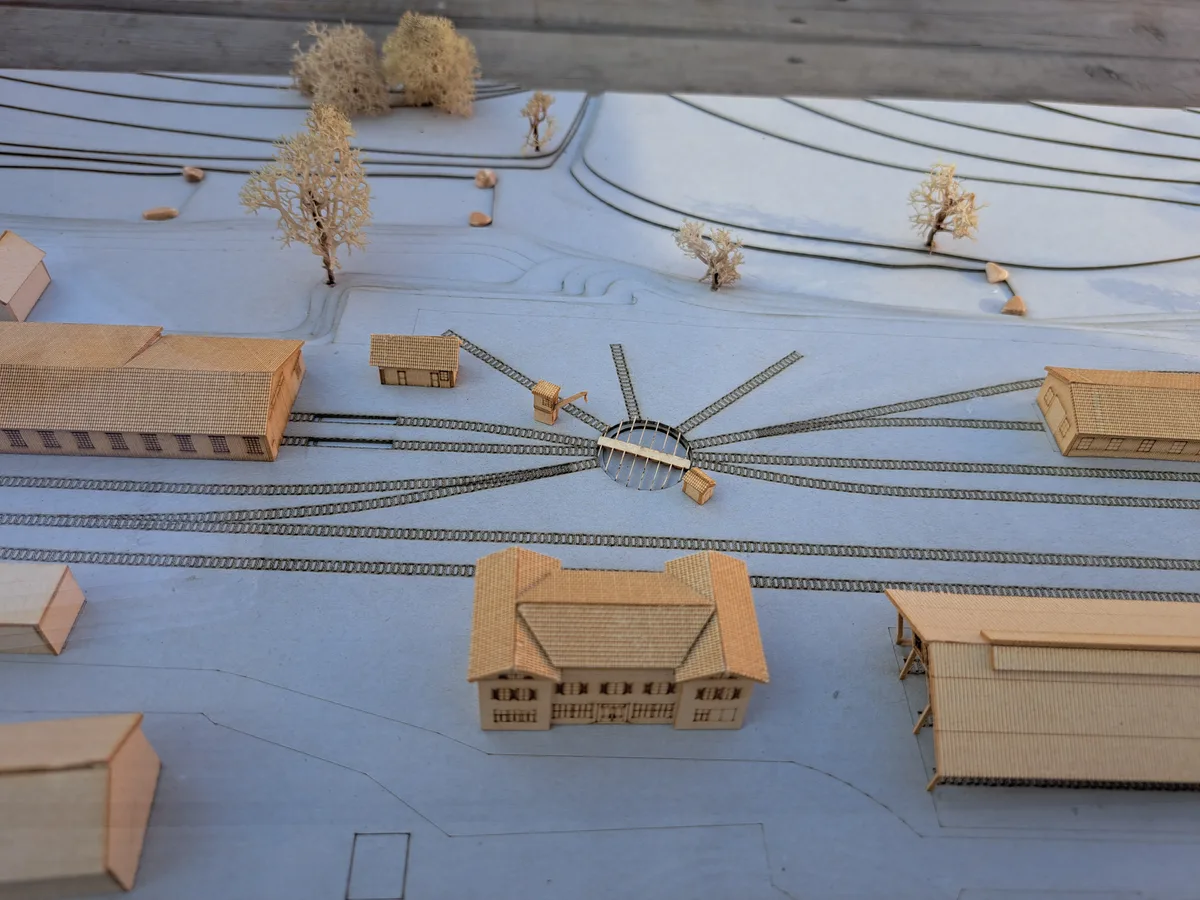 So stellt sich der DVZO sein neues Depotareal vor. Man sieht ein Modell eines Bahnhofareals.