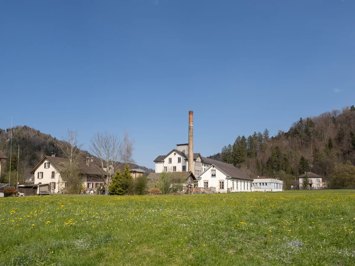 Man sieht eine alte Fabrik und Nebengebäude.
