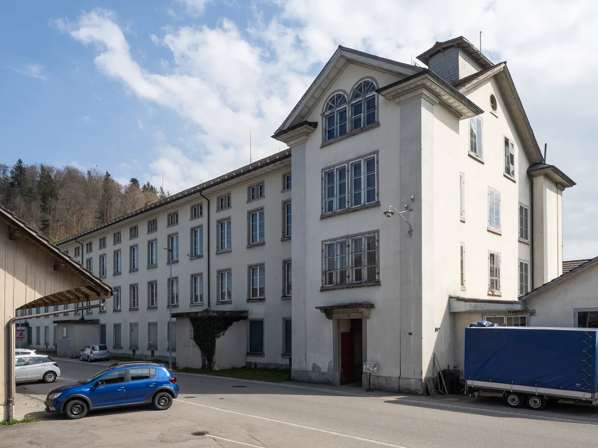 Man sieht ein altes Gebäude. 