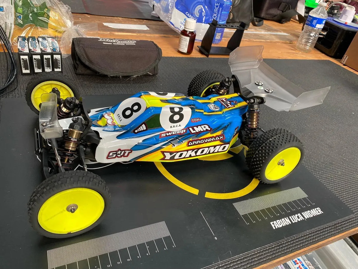 Man sieht ein ferngesteuertes Modell-Rennauto auf einem Tisch.