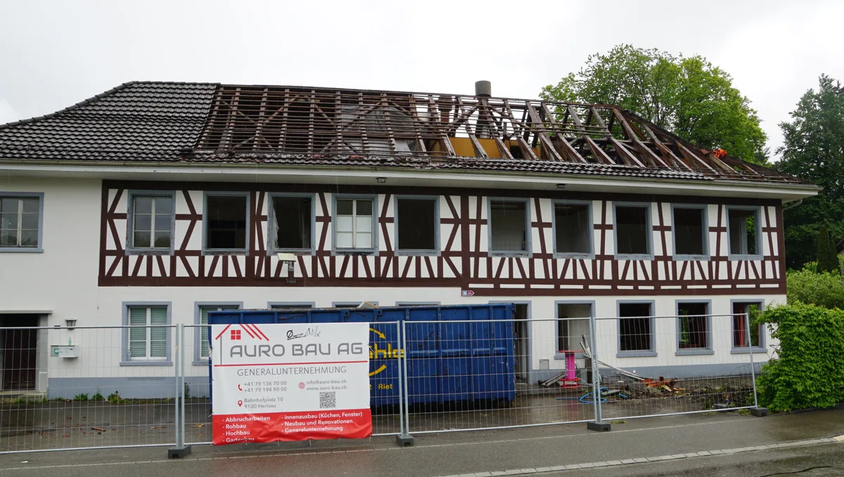 Man sieht ein altes Riegelhaus, das gerade abgerissen wird.