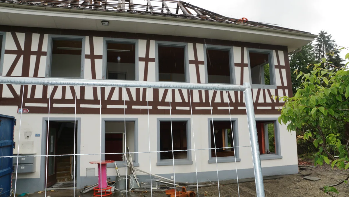 Man sieht ein altes Riegelhaus, das gerade abgerissen wird.