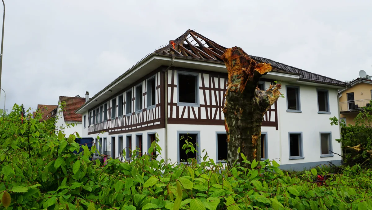 Man sieht ein altes Riegelhaus, das gerade abgerissen wird.