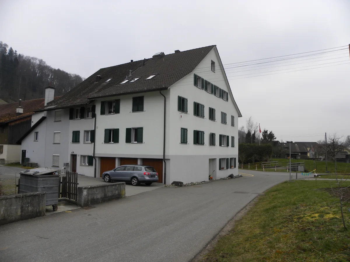 Mehrfamlienhaus mit grünen Läden