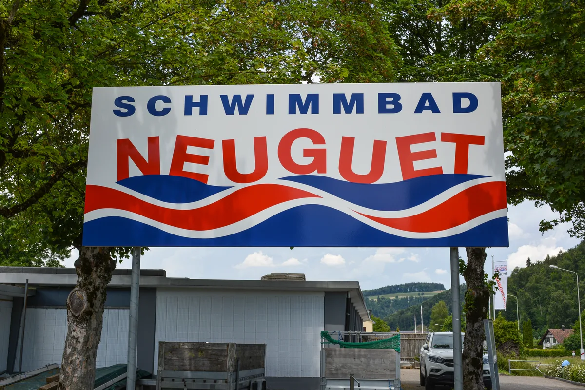 Wer vor dem Freibad nach diesem Logo sucht, wird seit dem letzten Mai nicht mehr fündig. Schild am Eingang eines Schwimmbads.