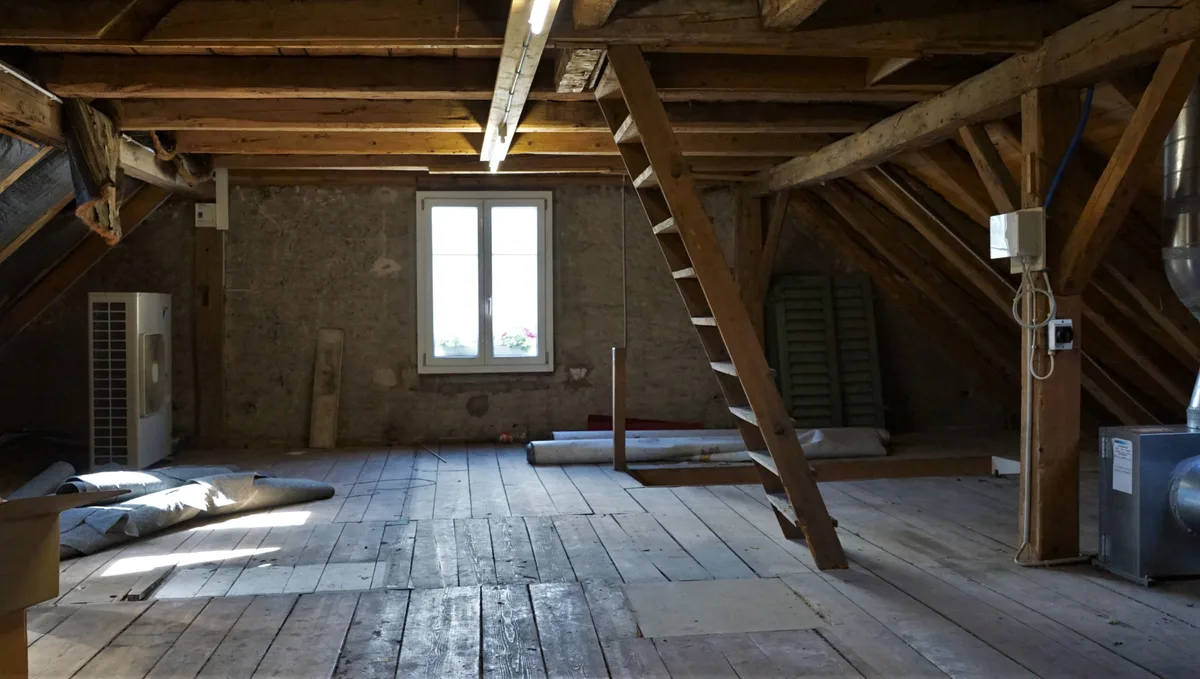 Blick ins Innere eines Estrichs im Dachgeschoss.