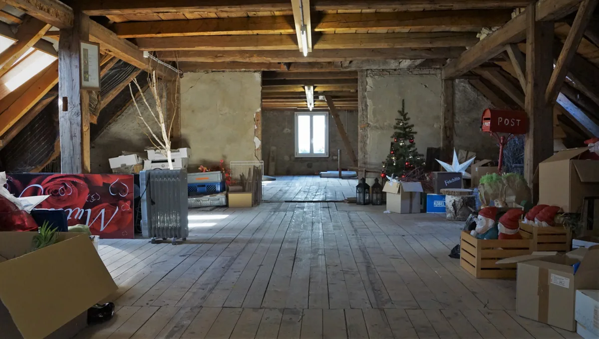 Blick ins Innere eines Estrichs im Dachgeschoss.