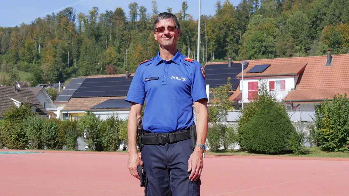 Porträtbild eines Polizeibeamten auf einem roten Platz
