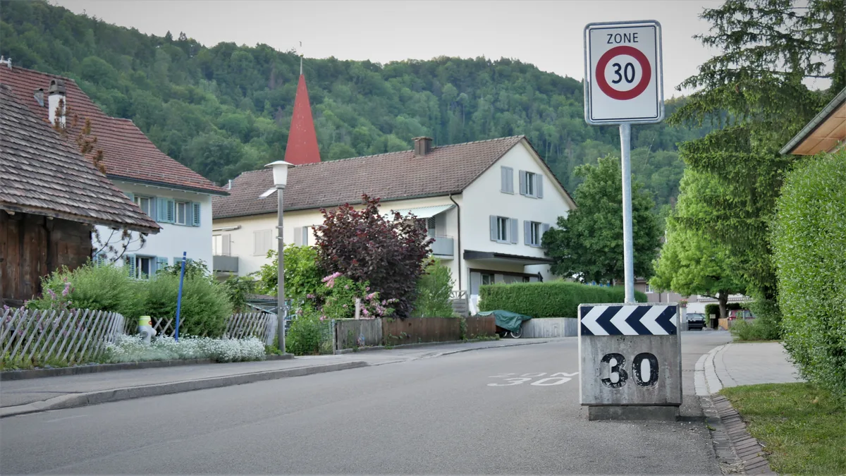 Man sieht ein Hinweisschild einer Tempo-30-Zone.