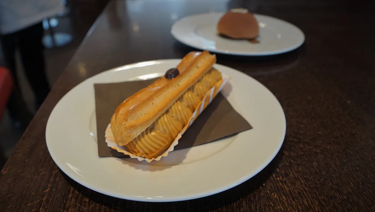 Foto eines Eclairs auf einem Teller.