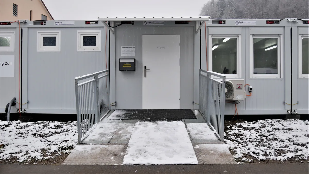 Man sieht das Containerprovisorium des Gemeindehauses Zell in Rikon von aussen.