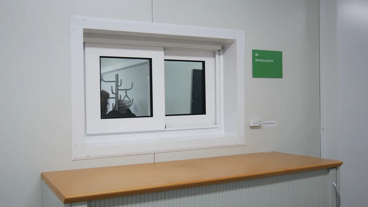 Man sieht das Containerprovisorium des Gemeindehauses Zell in Rikon von innen.