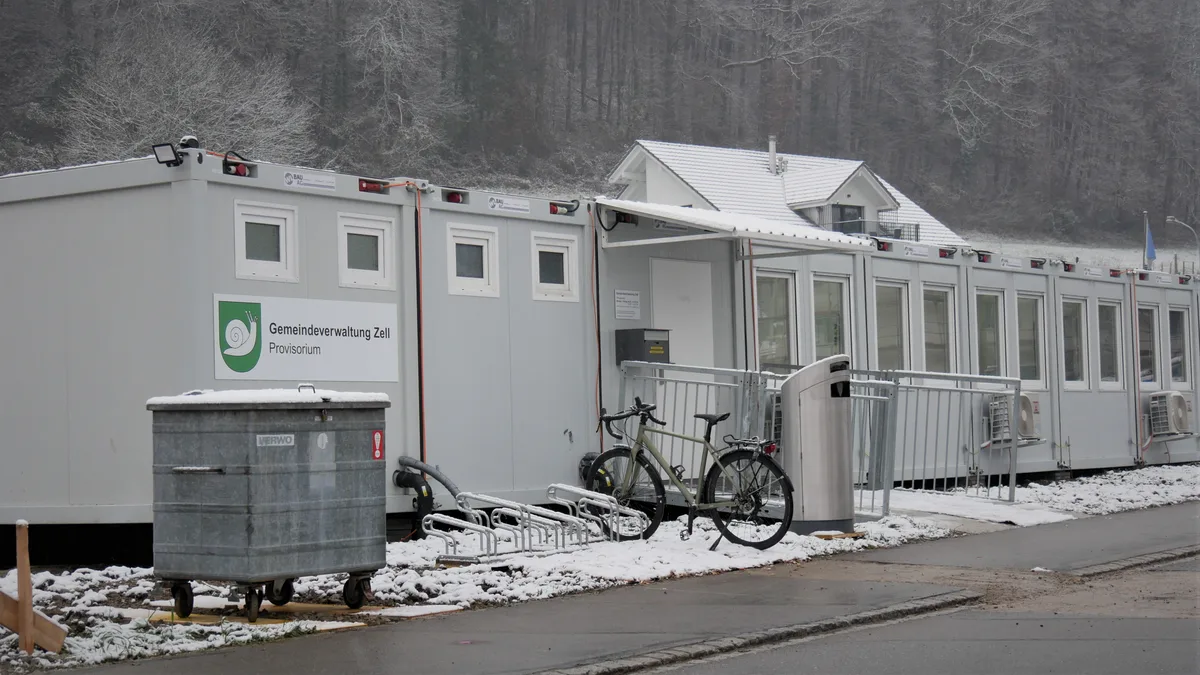 Man sieht das Containerprovisorium des Gemeindehauses Zell in Rikon von aussen.