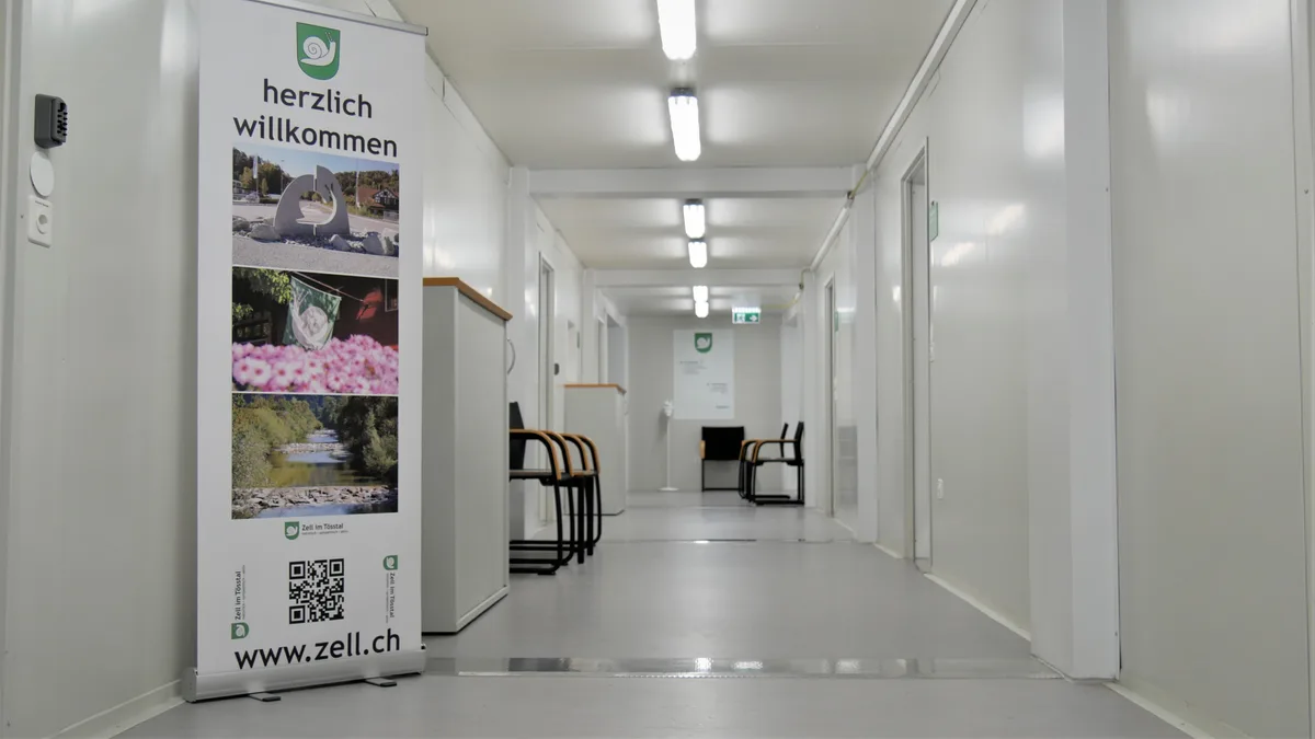 Man sieht das Containerprovisorium des Gemeindehauses Zell in Rikon von innen.