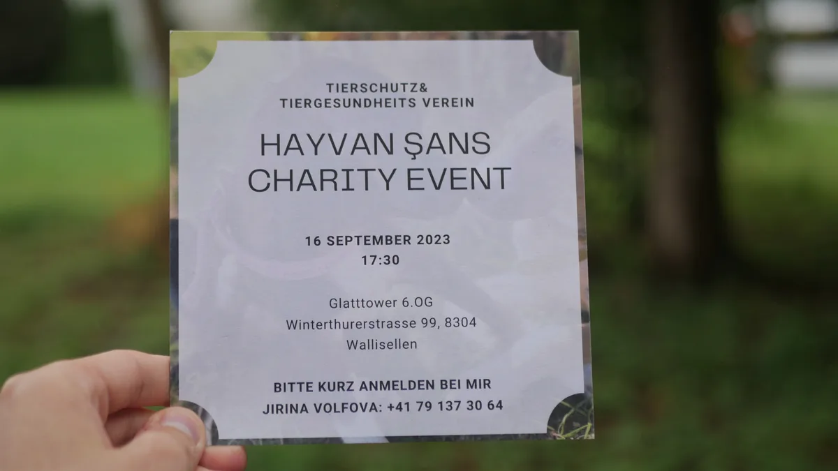 Man sieht ein Flugblatt für ein Tierschutzevent vor grünem Hintergrund.