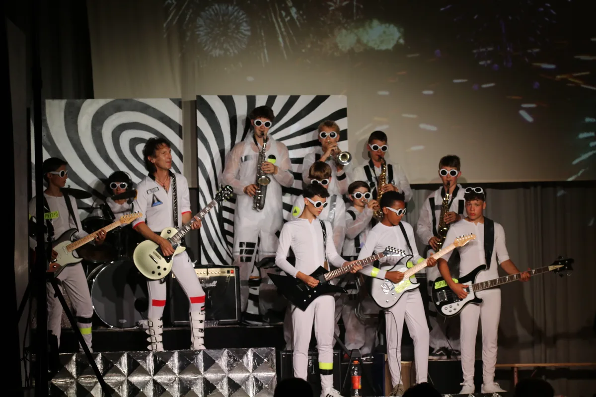 Unterstützt wird das Musical von einer Band