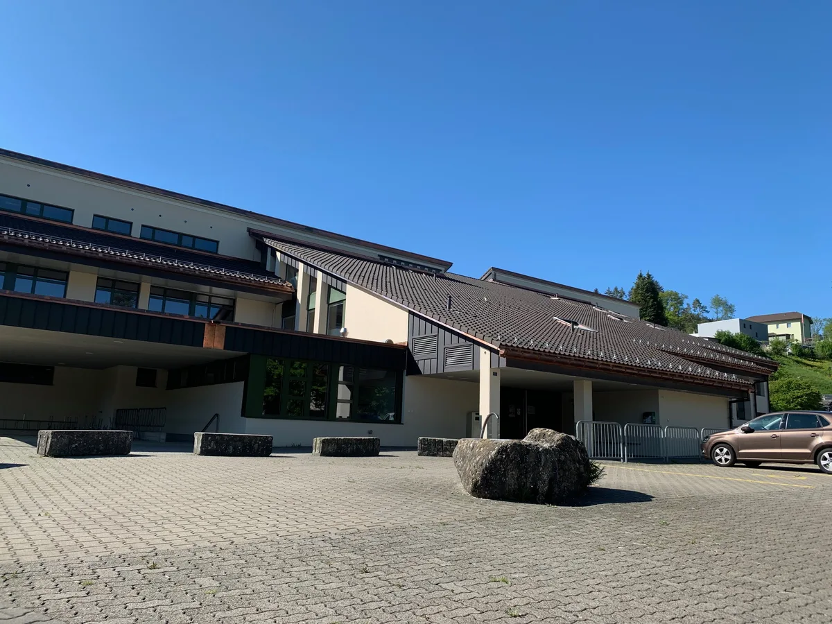 Man sieht das Primarschulhaus in Wila.
