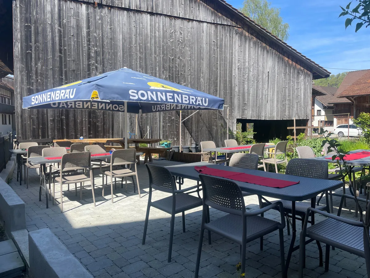 Die Gartenwirtschaft wird ebenfalls aufgefrischt. Terrasse eines Restaurants.