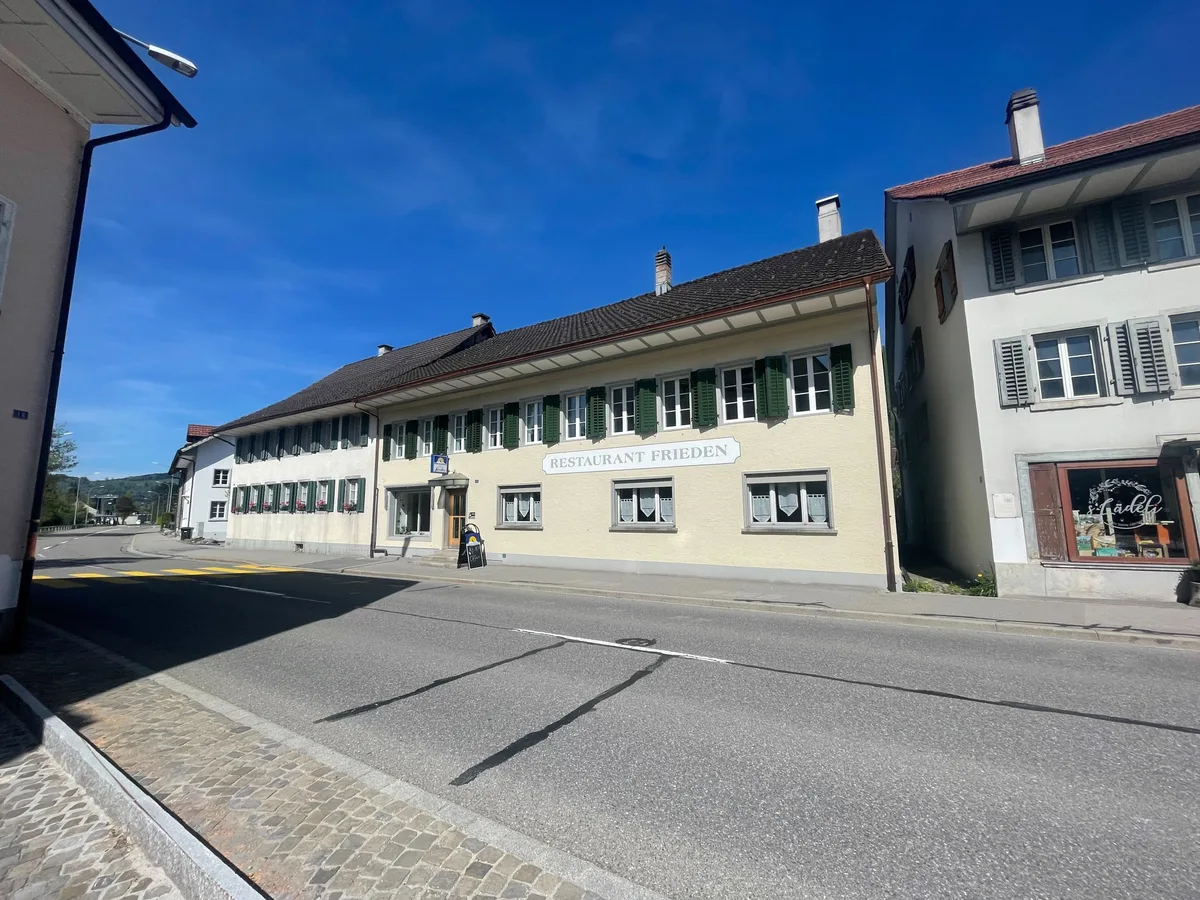 Bald soll die Fassade des Restaurants wieder beleuchtet werden. Das soll Aufmerksamkeit schaffen. Bild eines Restaurants von aussen mit einer Strasse davor.