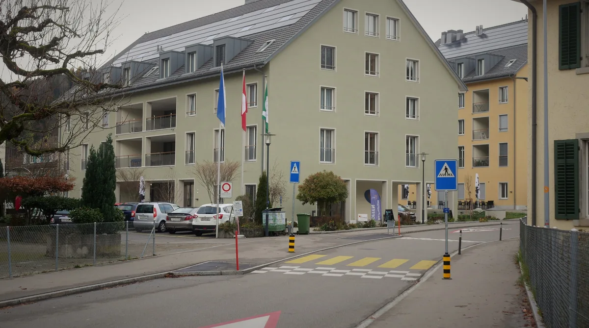 Blick vom Kreisel her zur Überbauung Casa Solaris in Kollbrunn.