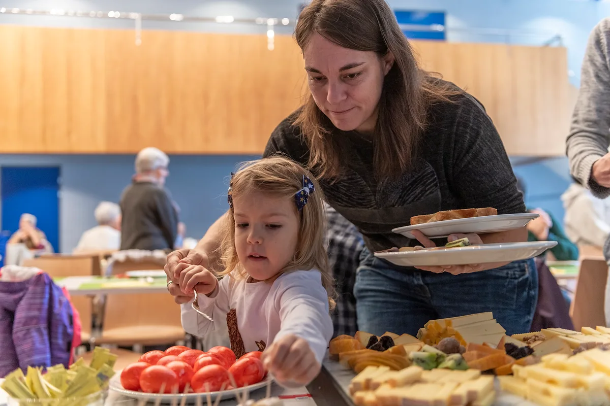 Die richtige Auswahl am Buffet erfordert Präzision. Zum Neujahrsempfang in Rikon lud der Verschönerungsverein zum Brunch im Engelburgsaal.