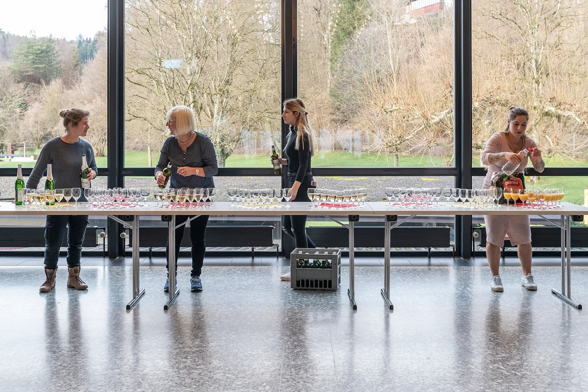 Helferinnen sorgen dafür, dass niemand durstig ist. Zum Neujahrsempfang in Rikon lud der Verschönerungsverein zum Brunch im Engelburgsaal.