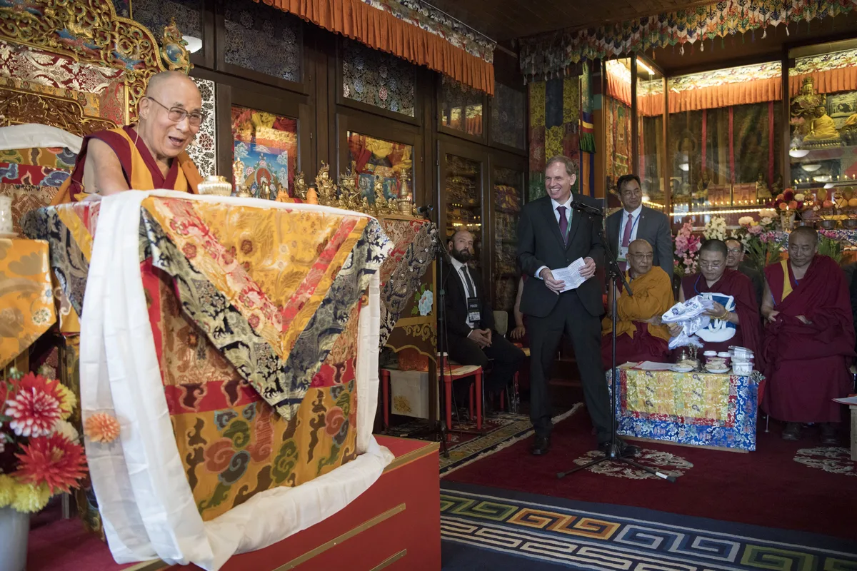 Der 14. Dalai Lama besuchte Rikon zuletzt vor sieben Jahren. Zum 60-Jahr-Jubiläum in drei Jahren wird er erneut eingeladen. (Archiv) Tibetischer Mönch mit europäischen Menschen