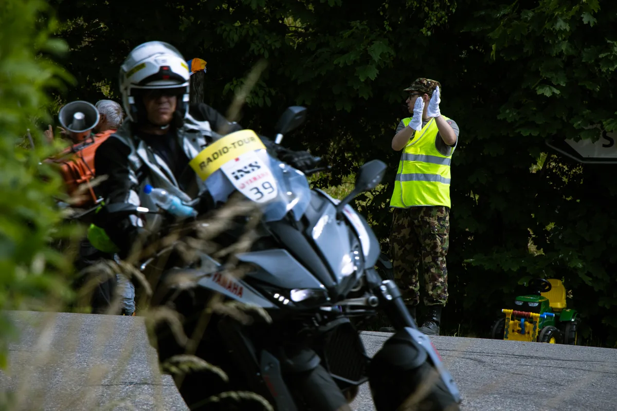 Streckenposten und Voraus-Motorrad: Nach dem tragischen Tod von Gino Mäder steht die Sicherheit noch mehr im Vordergrund als ohnehin schon. Impressionen von der Tour de Suisse der Frauen in Sitzberg.