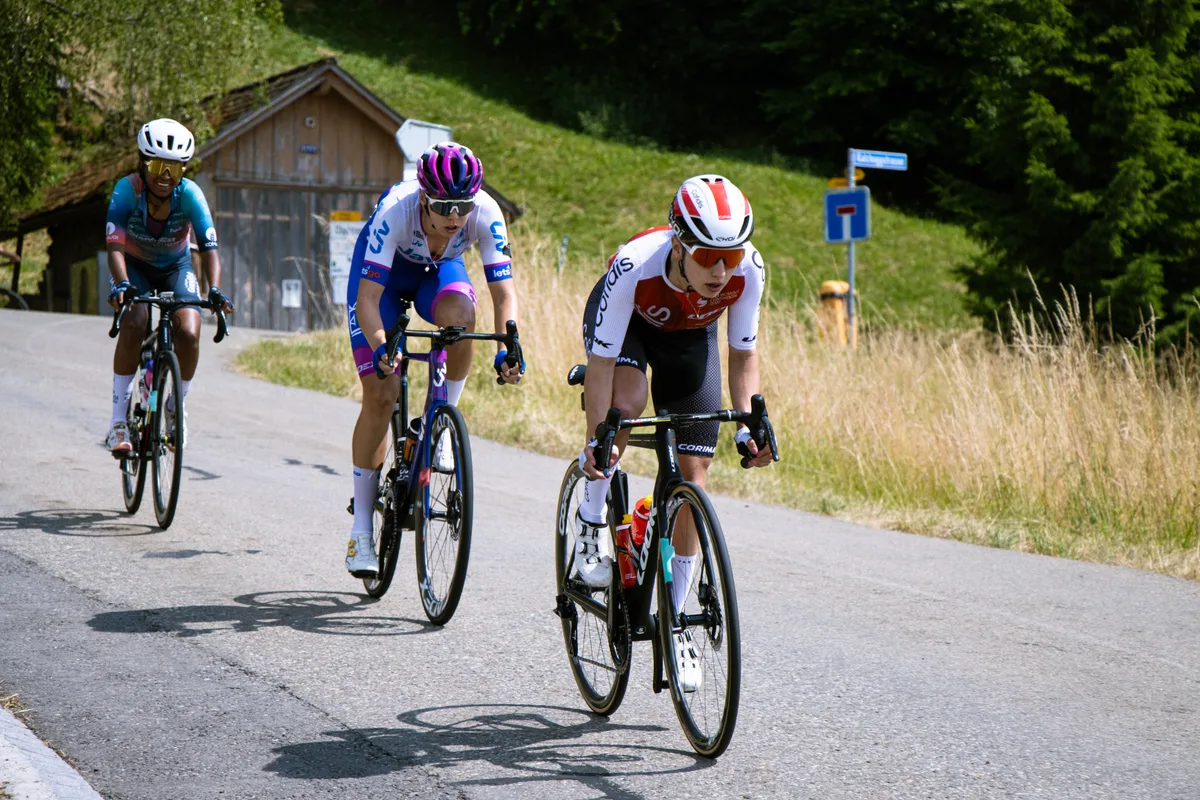 Und die Fahrerinnen nutzen die perfekt abgesperrten Strassen, um so richtig aufs Tempo zu drücken. Impressionen von der Tour de Suisse der Frauen in Sitzberg.