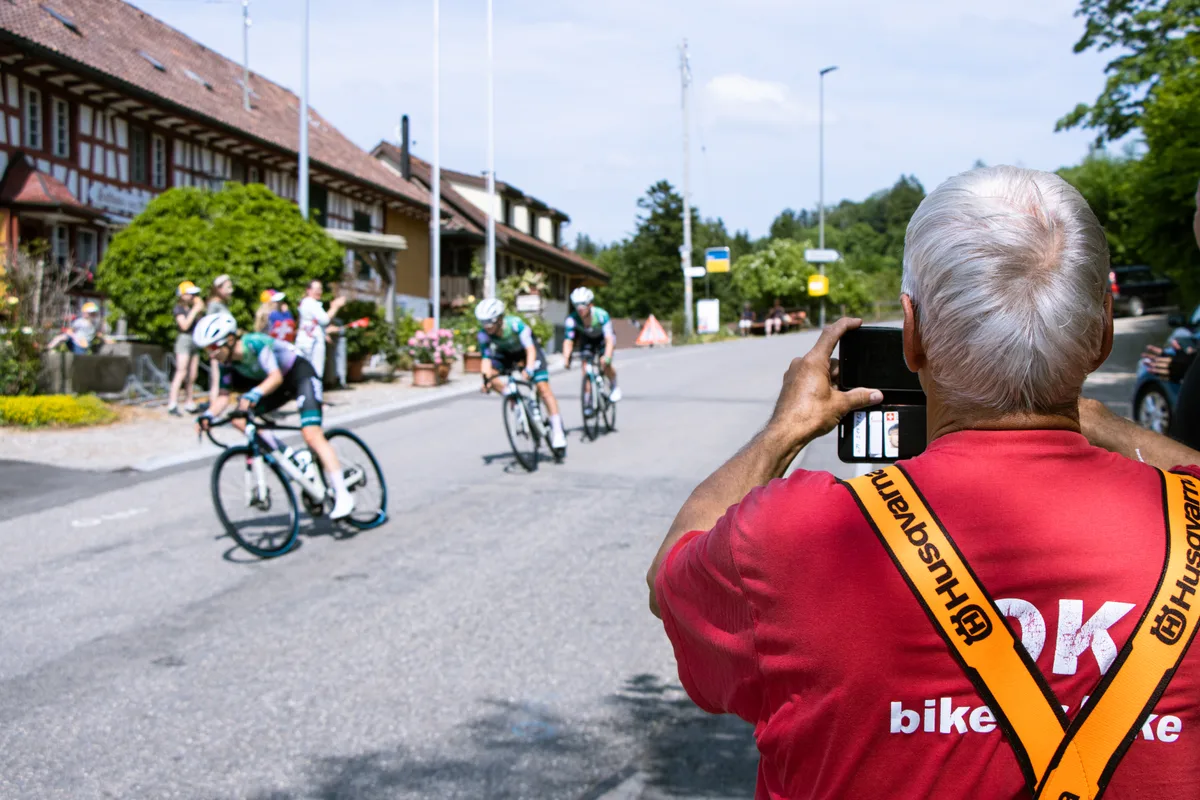 Ein Augenblick, der festgehalten werden muss. In rasanter Fahrt schiesst eine Gruppe an den Zuschauern vorbei. Impressionen von der Tour de Suisse der Frauen in Sitzberg.