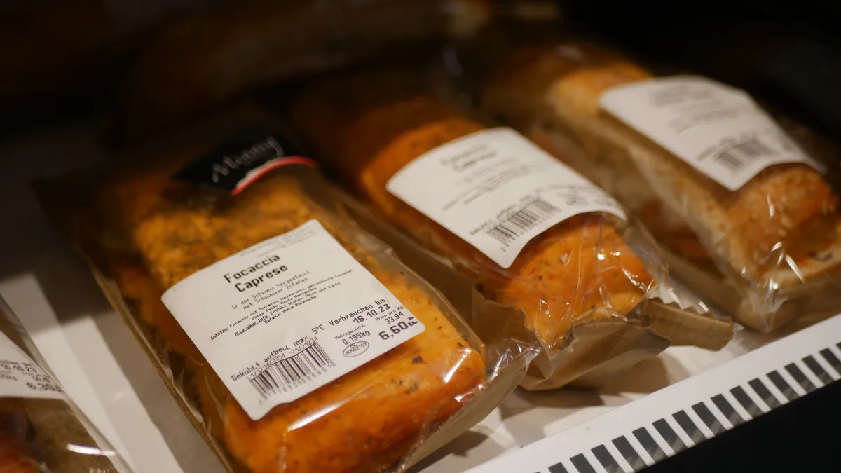 Man sieht ein Kühlregal mit verschiedenen Sandwiches.