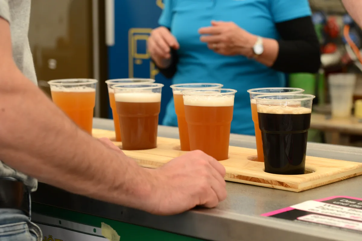 Der Initiant Peach Keller hofft, dass durch den Event auch Restaurants aufmerksamer auf die lokalen Biere werden. Verschiedene Biere in Bechern.